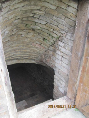 Eötvös u. 8. Pincelejárat