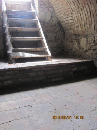 Eötvös u. 8. Pincelépcső